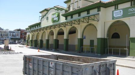 20110506_fresh-and-easy-facade.jpg