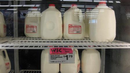 20110506_save-a-lot-milk2.jpg