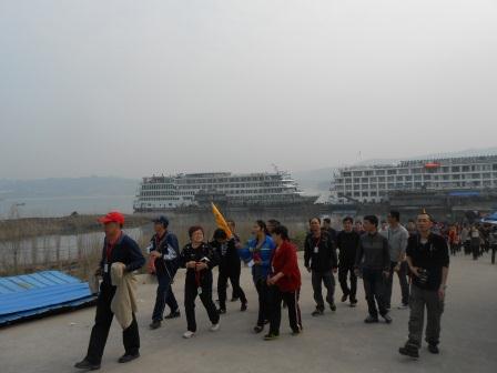 20120424_cruise-tourists.jpg