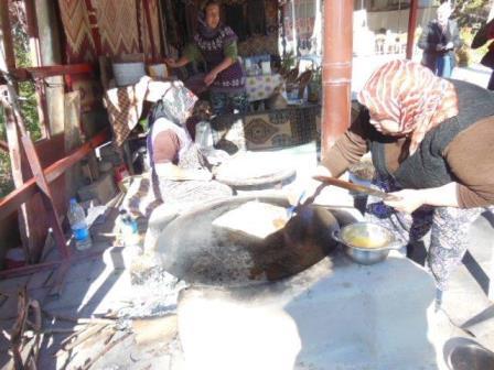 20131230_women-making-meal.jpg